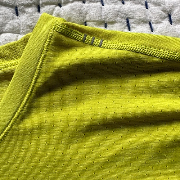 Men’s Large Lululemon Metal Vent Tech Fluorescent. Short Sleeve size large. - Picture 3 of 4